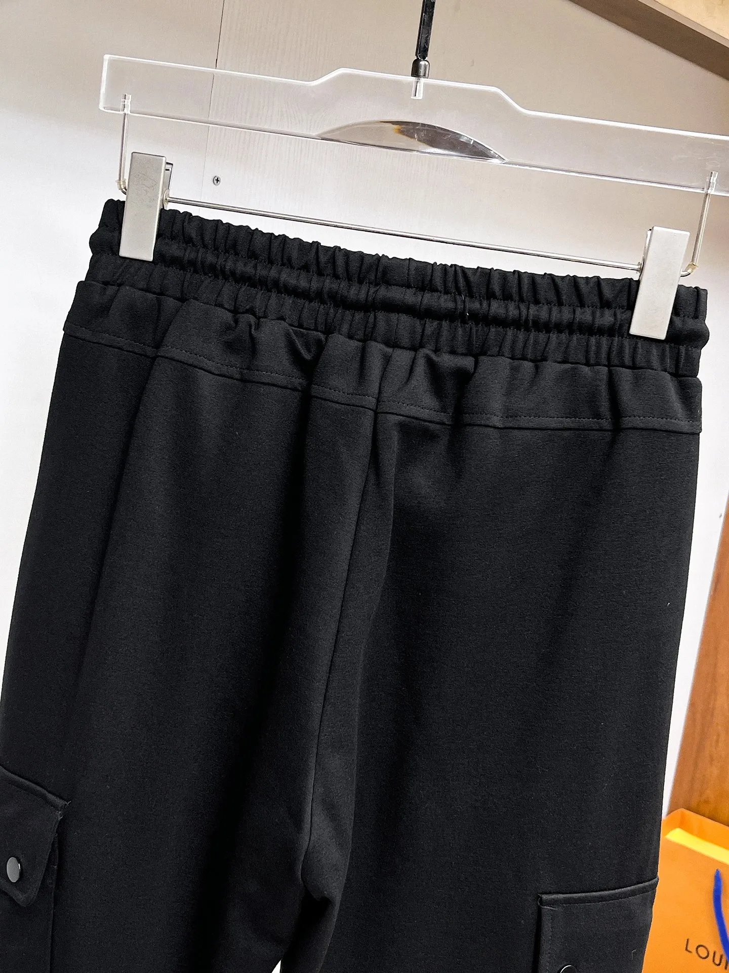 P490 Big Goose🇨🇦 🔥50ss thickened warm down pants, a new autumn and winter product, are here. 🌹Winter essential outdoor windproof, lockable and warm. Made of professional-grade outdoor windproof, waterproof and breathable fabric. Lining is filled with %90 white duck down. Lightweight design. Lightweight and warm. Seamless gluing process on the inside. Made of light and gall-free anti-drilling fabric to effectively prevent velvet running. Original hardware accessories Classic logo matching, simple and versatile, the upper body is stylish and not bloated, the same style for men and women! Size: M-3XL.